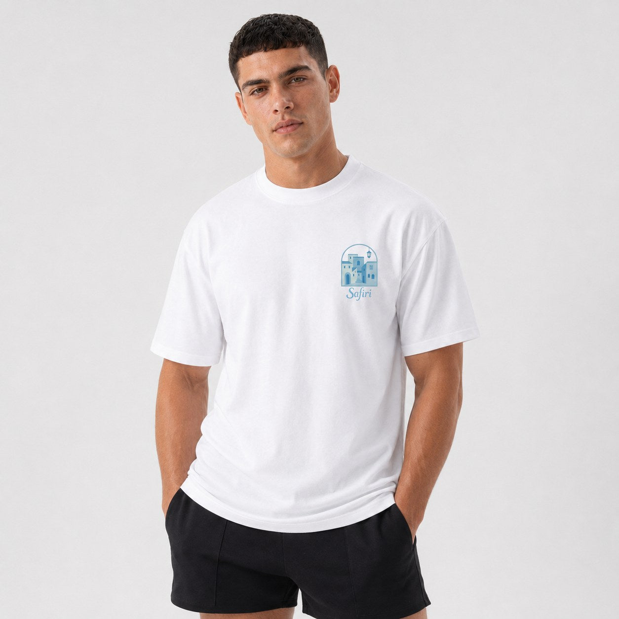 T-shirt Chefchaouen Safiri porté — vue de face, motif médina bleue sur la poitrine