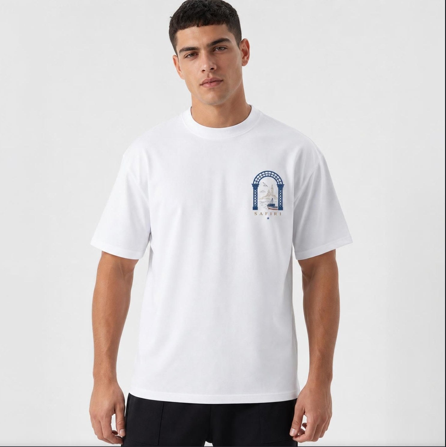 T-shirt Marseille Safiri porté — vue de face, petit motif arche et Vieux-Port sur la poitrine
