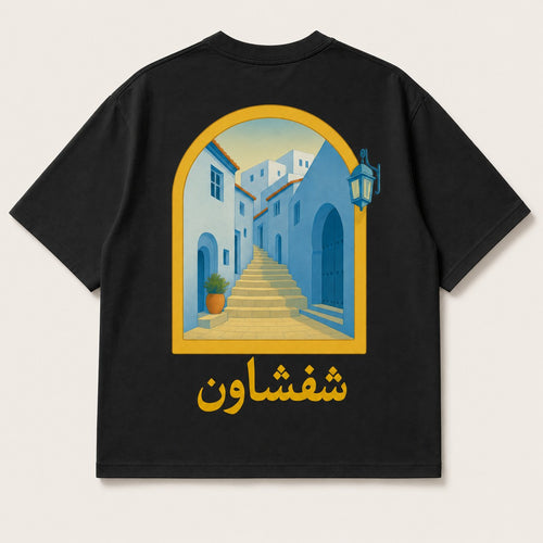 T-shirt Chefchaouen Safiri noir — ruelle bleue, calligraphie شفشاون