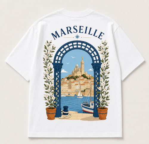 T-shirt Marseille Safiri blanc — Vieux-Port et Bonne Mère sous une arche fleurie