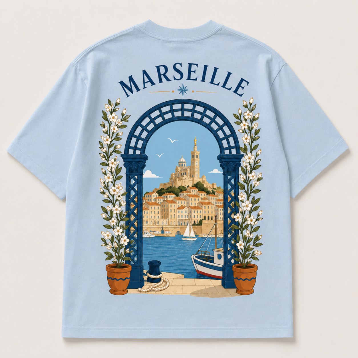 T-shirt Marseille Safiri bleu ciel — Vieux-Port et Bonne Mère sous une arche fleurie