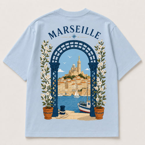 T-shirt Marseille Safiri bleu ciel — Vieux-Port et Bonne Mère sous une arche fleurie