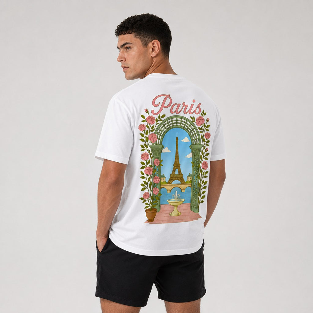 T-shirt Paris Safiri porté — vue de dos, tour Eiffel sous une arche de roses