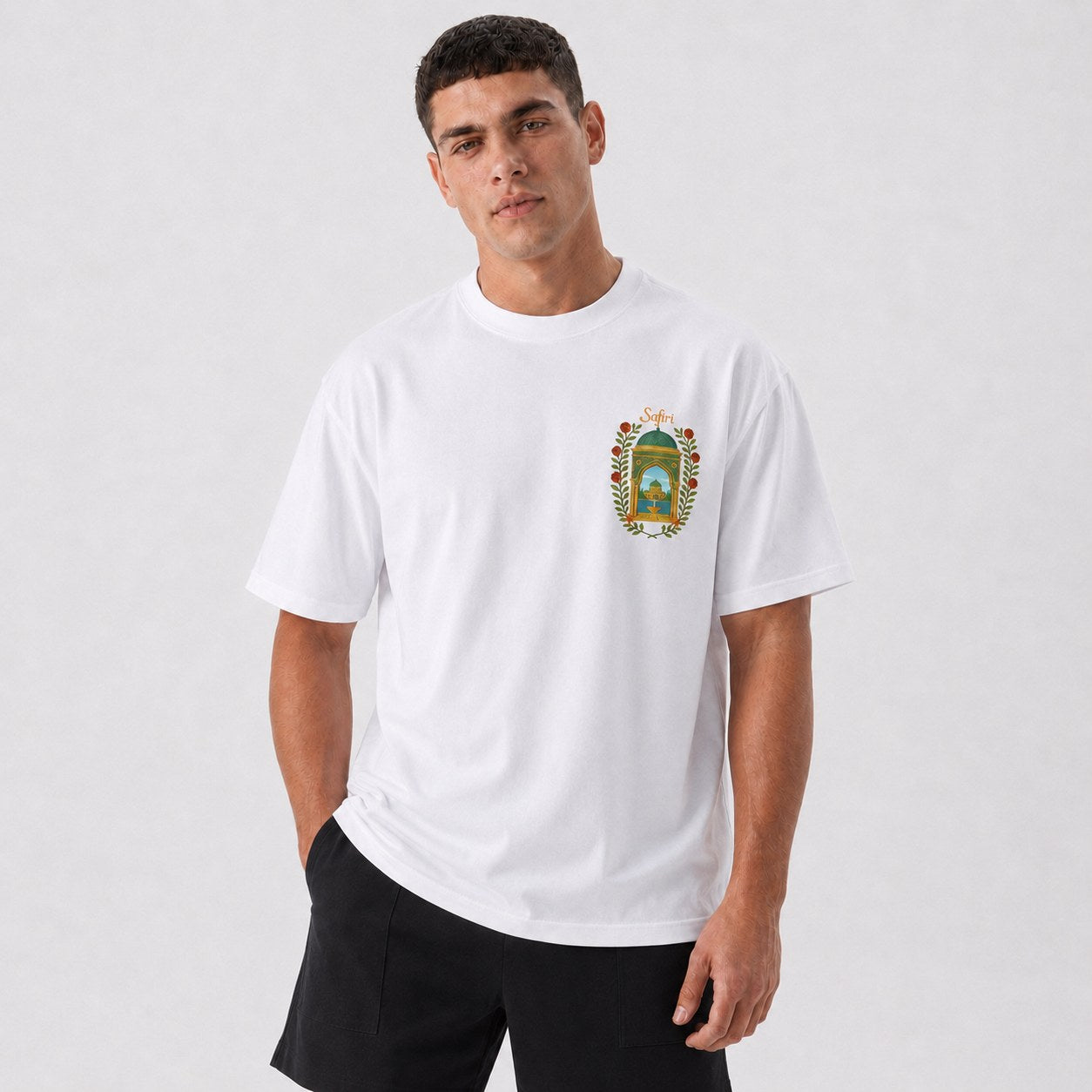 T-shirt Tlemcen Safiri porté — vue de face, motif coupole verte et roses sur la poitrine