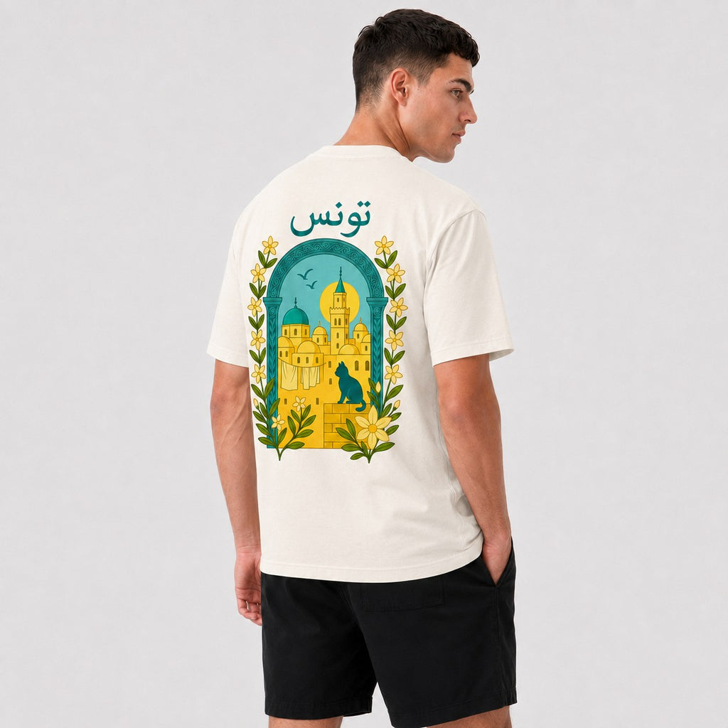 T-shirt Tunis Safiri porté — vue de dos, médina de Tunis, jasmin et calligraphie تونس