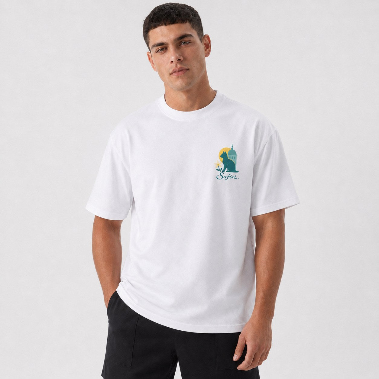 T-shirt Tunis Safiri porté — vue de face, motif chat et coupole sur la poitrine